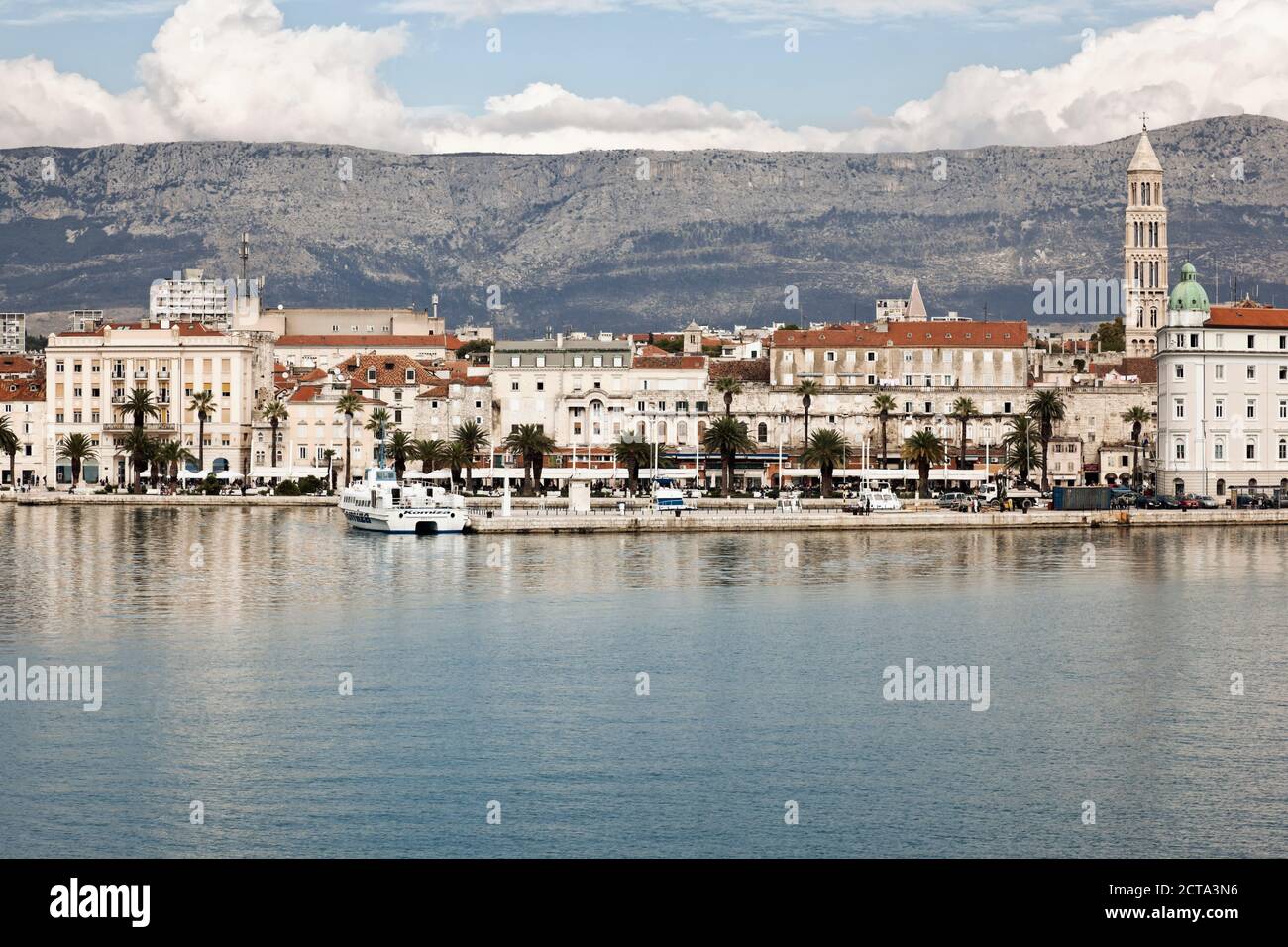 Croazia, Split, vista dal porto alla città vecchia Foto Stock