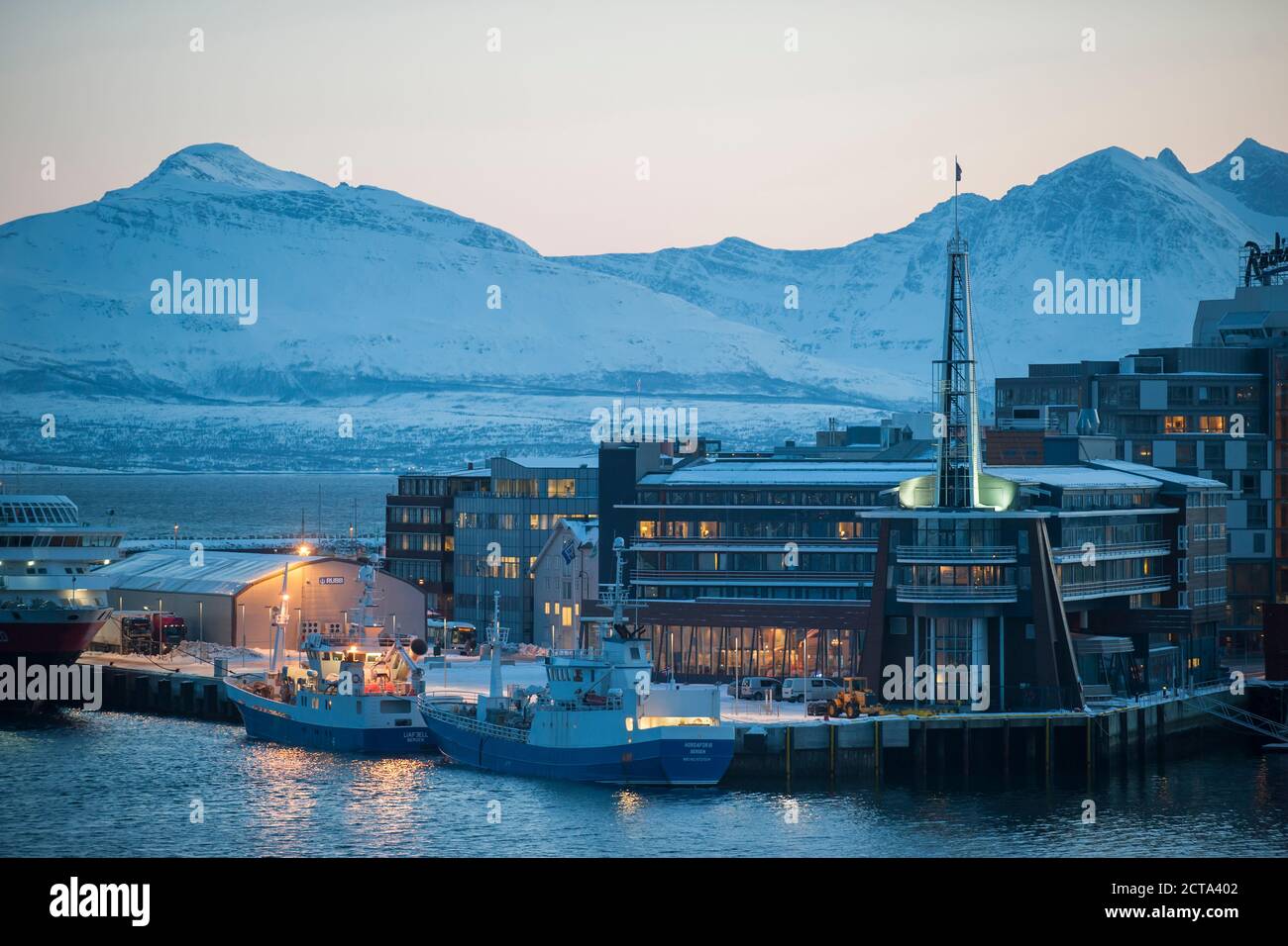 Norvegia Tromso, Porto e mountainscape Foto Stock