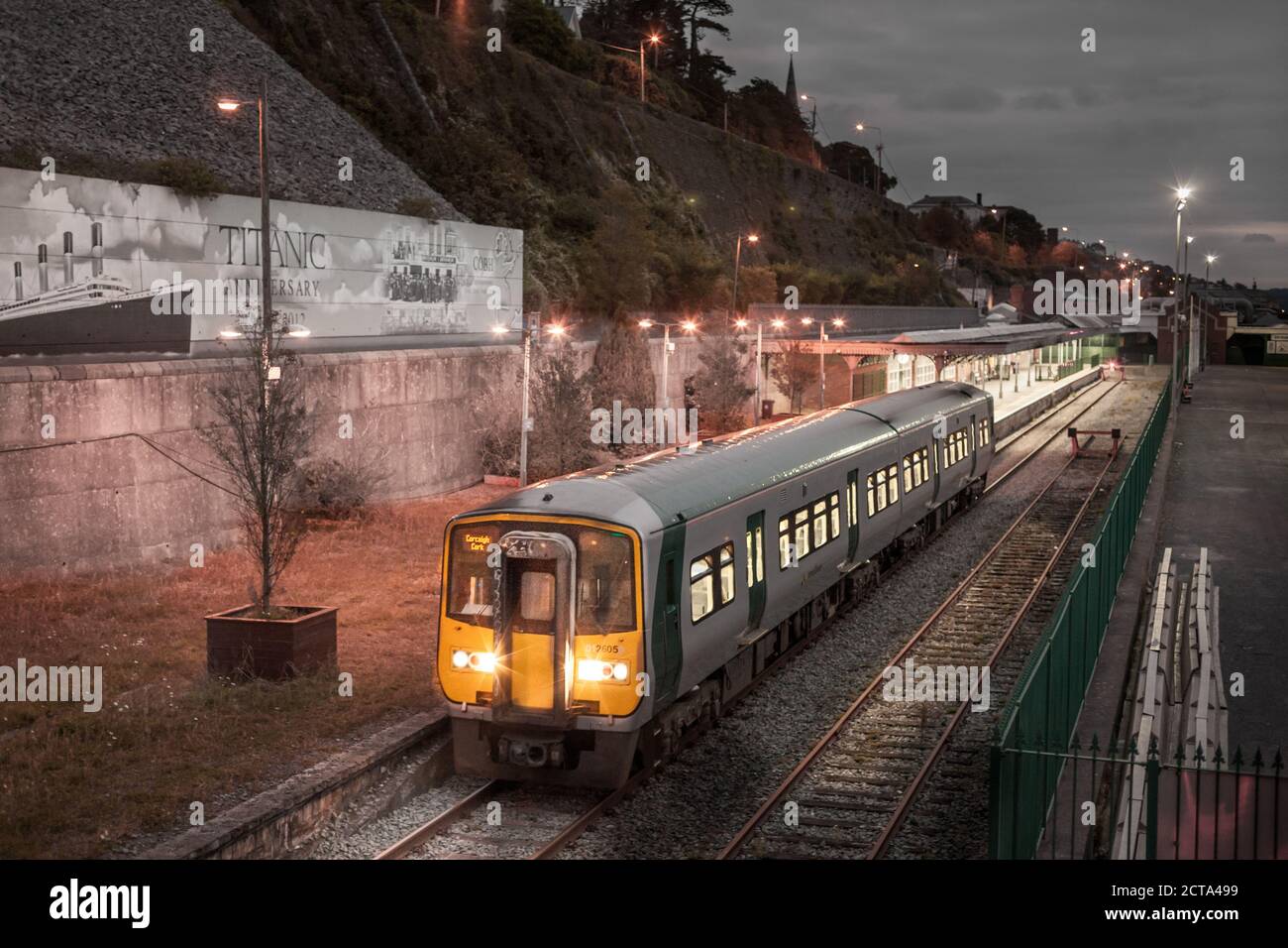 Cobh, Cork, Irlanda. 22 settembre 2020. Un treno per pendolari di prima mattina parte per la città dalla stazione ferroviaria di Cobh, Co. Cork, Irlanda. - credito; David Creedon / Alamy Live News Foto Stock