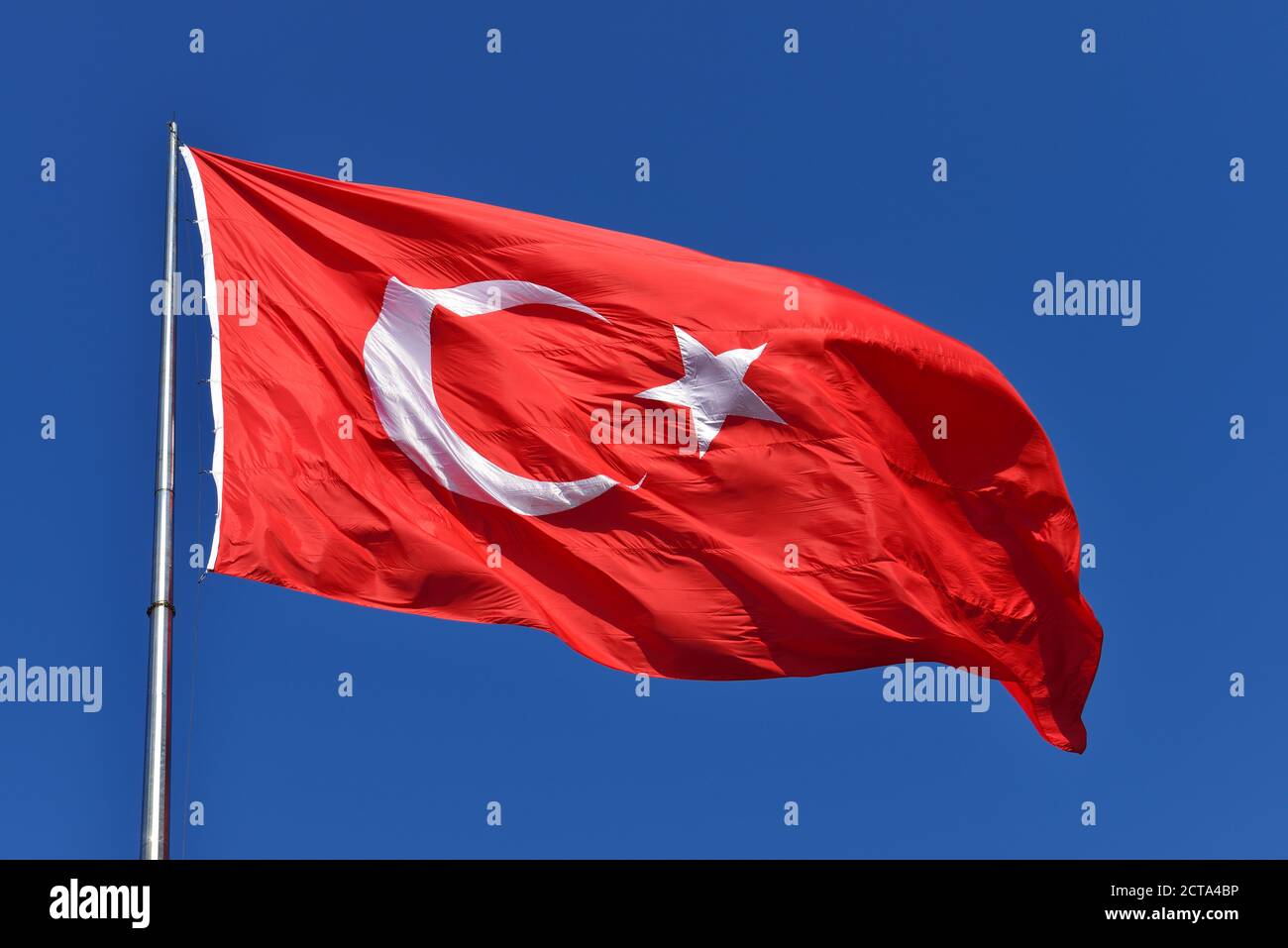 Bandiera turca nel cielo blu Foto Stock