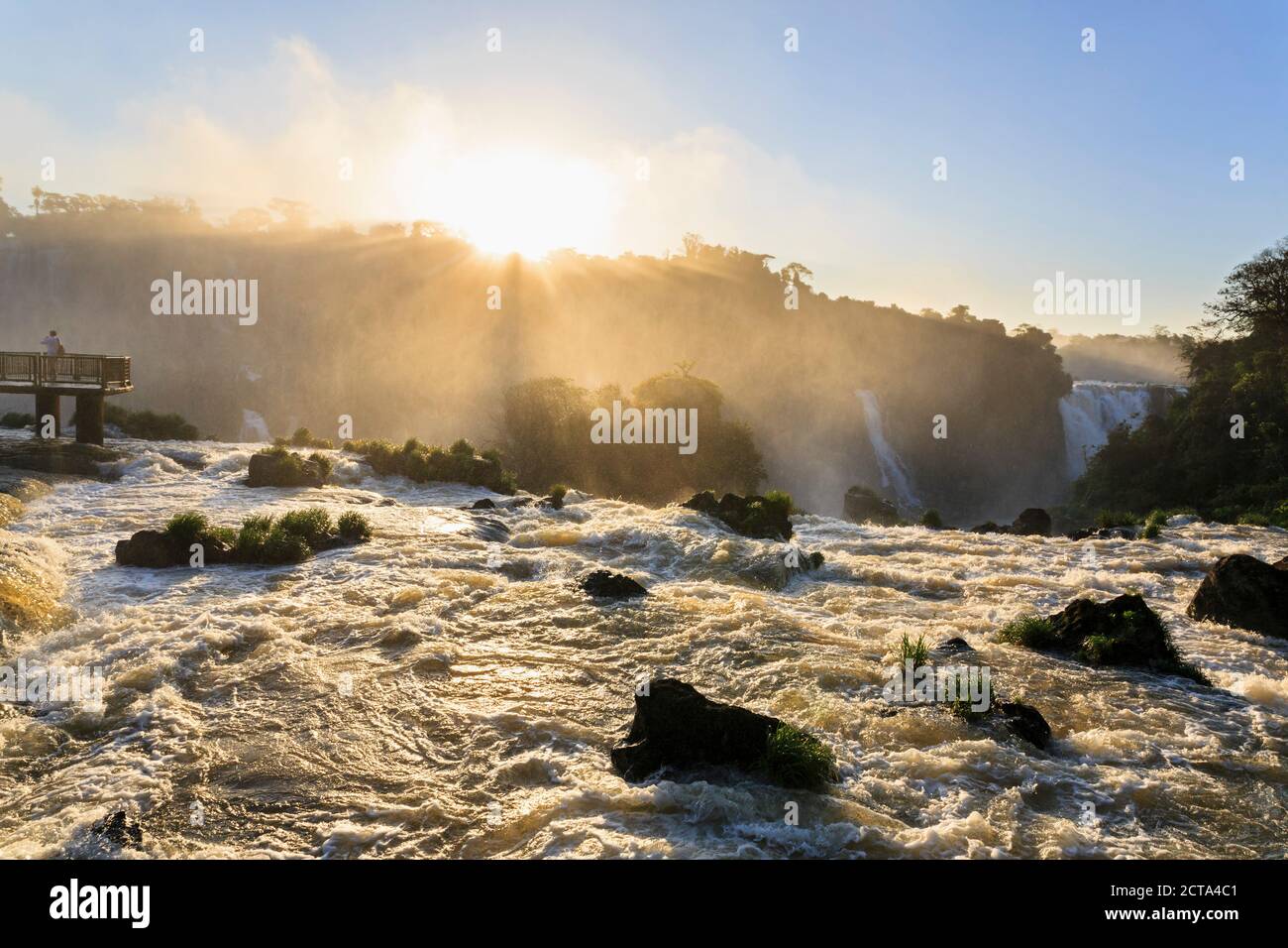 Sud America, Brasile, Parana, Parco Nazionale di Iguazu, Iguazu Falls contro il sole di sera Foto Stock