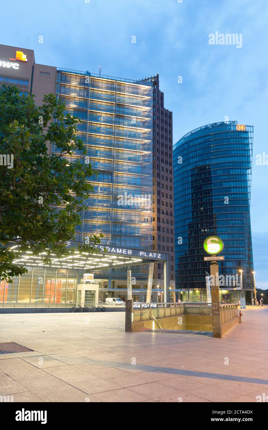 Germania, Berlino, edifici ad alta di Renzo Piano e Hans Kollhoff e Deutsche Bahn torre presso la piazza Potsdam Foto Stock