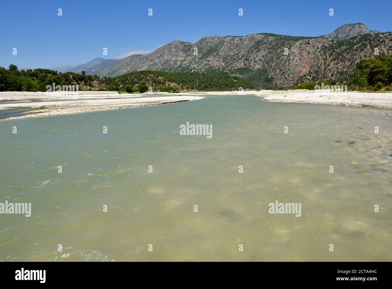 La Turchia, Provincia di Antalya, Lycia, vista su Esen Cay fiume, sui monti Taurus Foto Stock