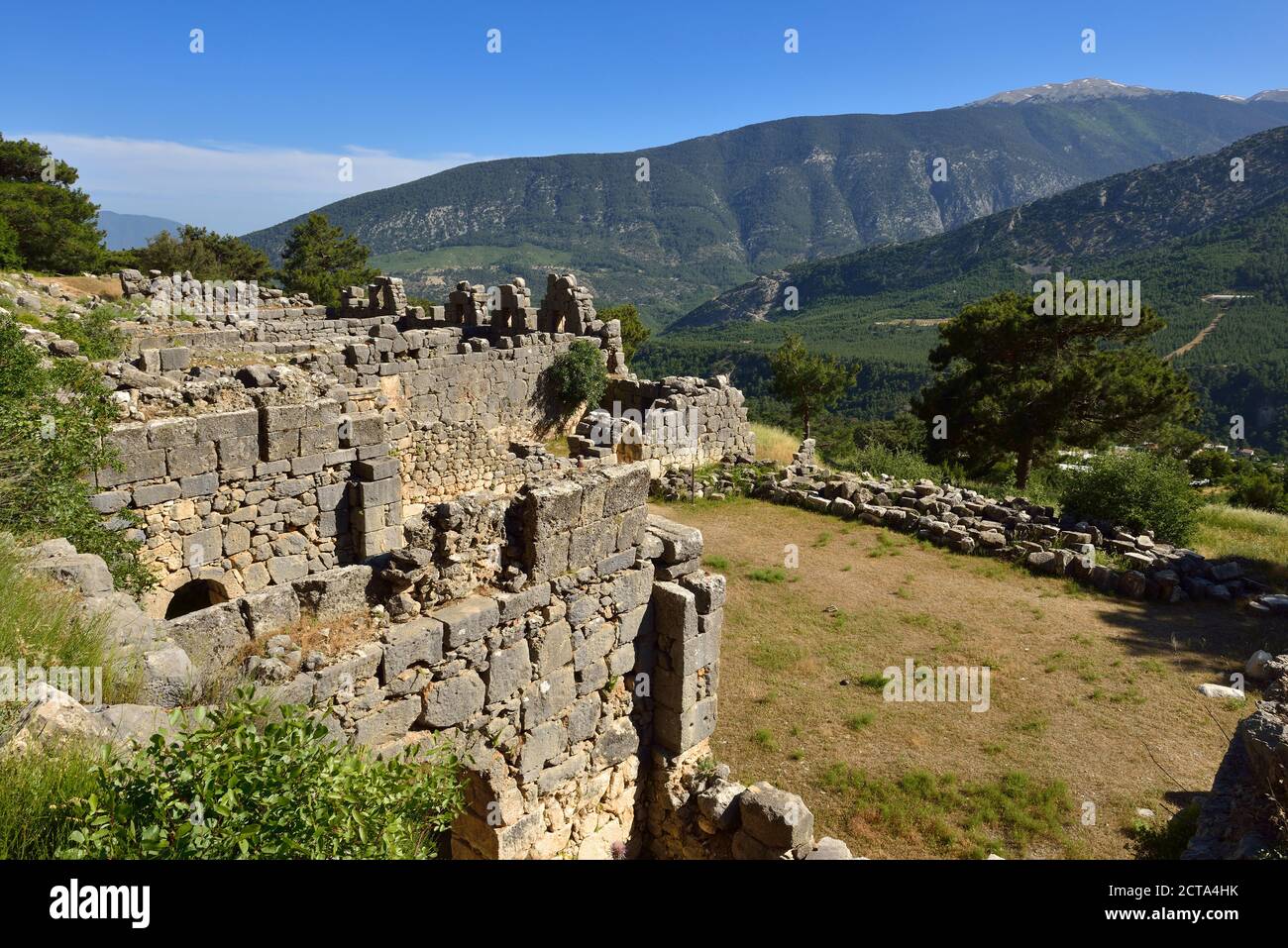 La Turchia, Provincia di Antalya, vista sul sito archeologico di Arykanda e sui monti Taurus Foto Stock
