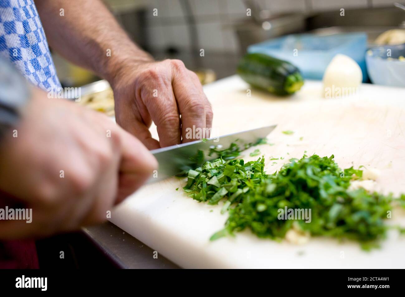 Germania - Monaco, ristorante italiano, lo Chef per affettare le spezie, erbe e aglio Foto Stock