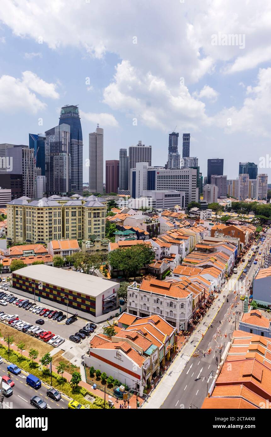 Singapore, Chinatown, vista di vecchi edifici di fronte di edifici ad alta, vista in elevazione Foto Stock
