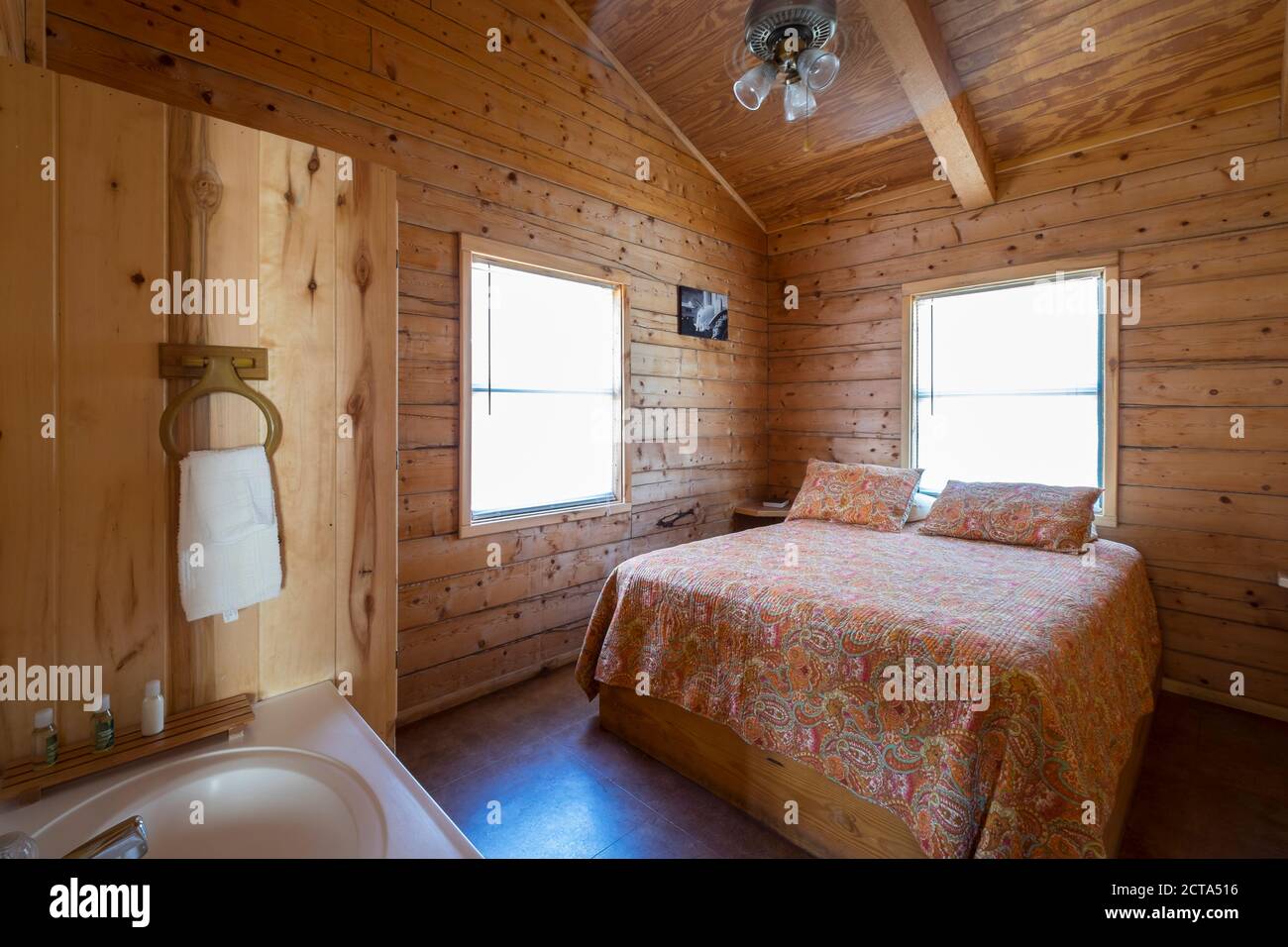 Stati Uniti d'America, Texas, camera da letto nel log home Foto Stock