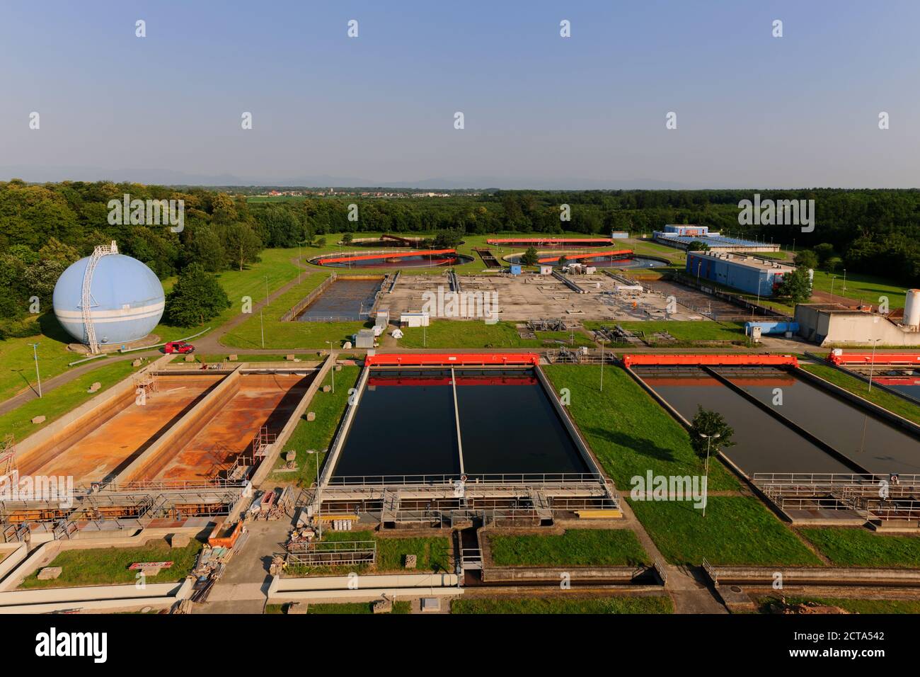 Germania, Baden Wuerttemberg, Ulm, vista di vasche di sedimentazione sul sito di impianto di trattamento delle acque Foto Stock