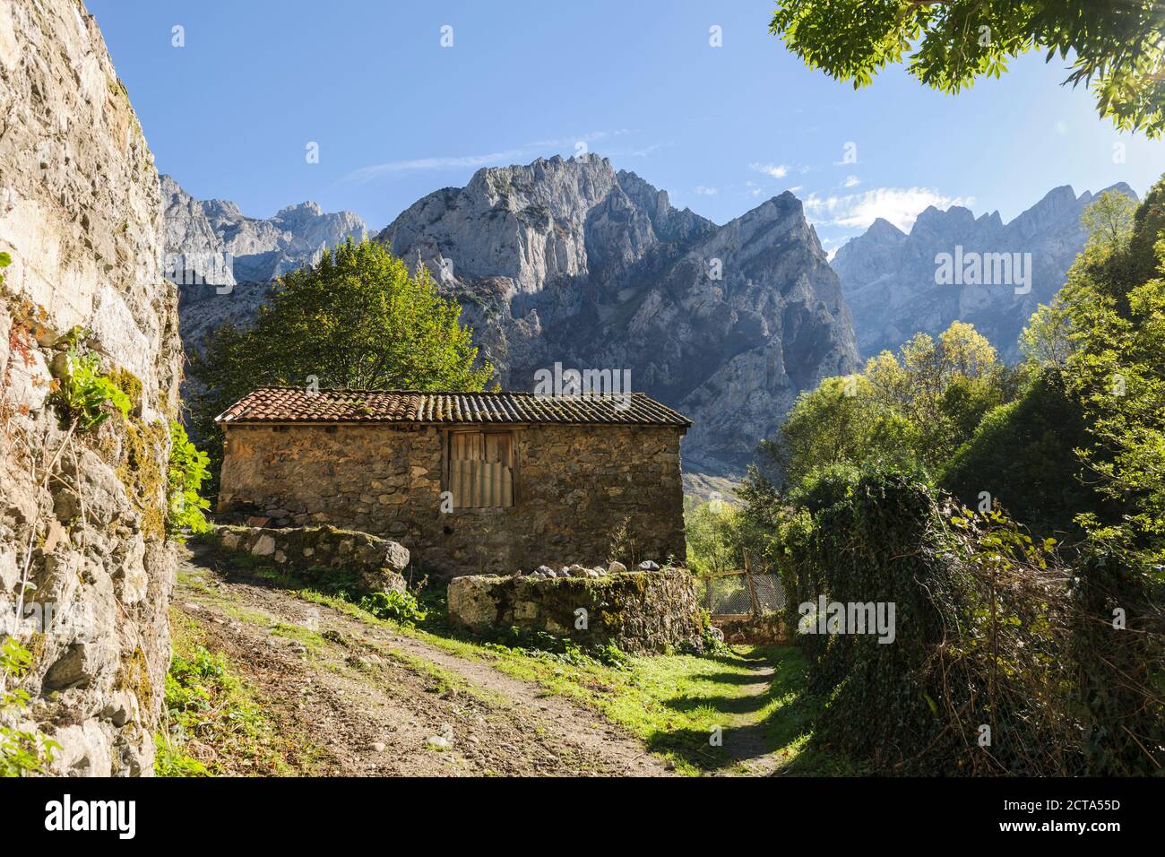 Spagna, Asturia, Parco Nazionale Picos de Europa, Ruta del Cares, casa di pietra e mountainscape Foto Stock