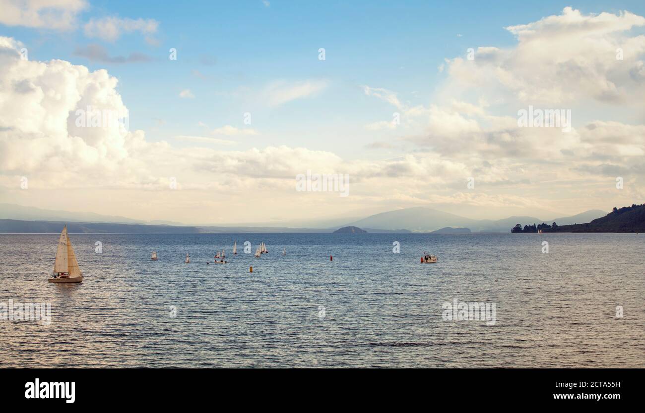 Nuova Zelanda, vista lago Taupo con barche Foto Stock