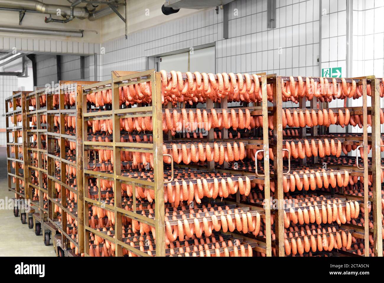 Salsicce in rack in una fabbrica Foto Stock