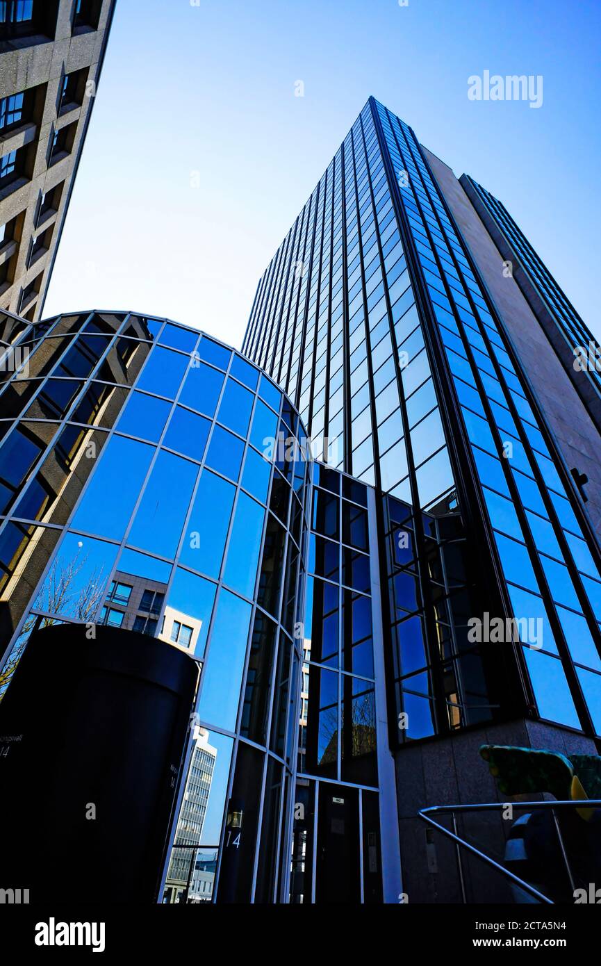 In Germania, in Renania settentrionale-Vestfalia, Dortmund, vista di alto-aumento edifici per uffici da sotto Foto Stock