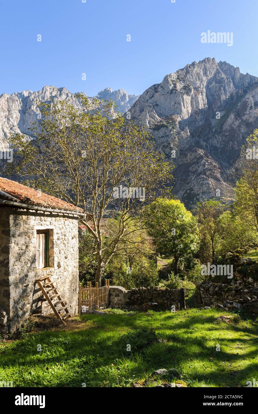 Spagna, Asturia, Parco Nazionale Picos de Europa, Ruta del Cares, casa di pietra e mountainscape Foto Stock
