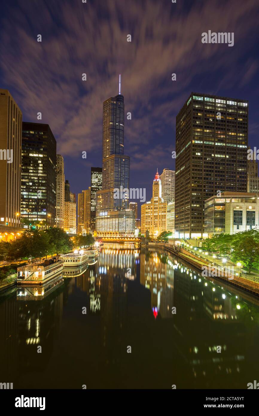 Stati Uniti d'America, Illinois, Chicago, edifici ad alta, Trump Tower a Chicago River di notte Foto Stock
