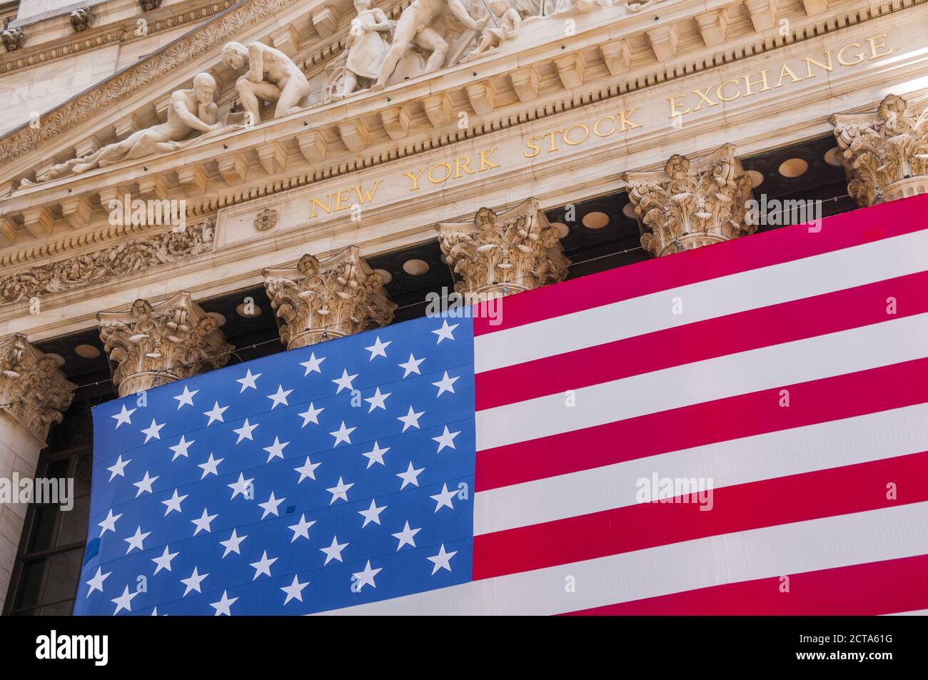 Stati Uniti d'America, New Yorck City, Manhattan, facciata di borsa con  bandiera nazionale, vista parziale Foto stock - Alamy