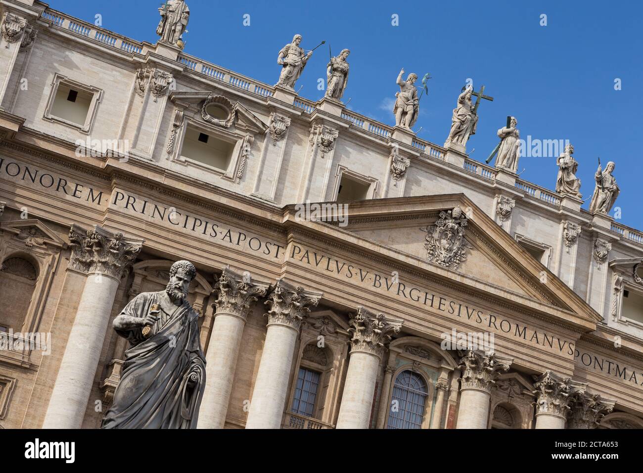 Italia, Roma, parte della facciata della Basilica di San Pietro Foto Stock