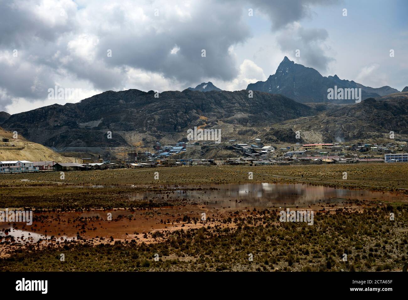 Sud America, Perù, Jujiy Provincia, Morocha, villaggio fantasma, sullo stagno chimico acqua contaminata Foto Stock