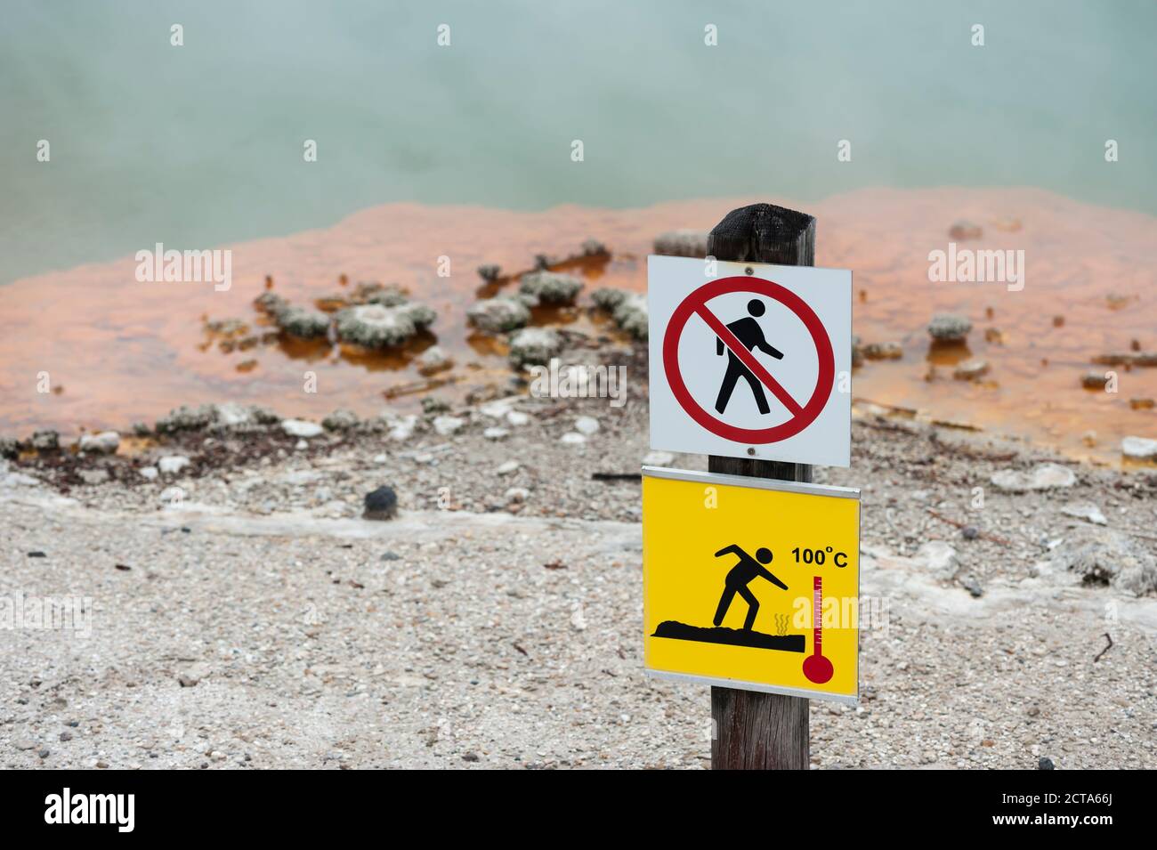 Nuova Zelanda, Isola del nord, Baia di Planty, Rotorua, Wai-O-Tapu, Champagne Pool, piastra di istruzioni Foto Stock