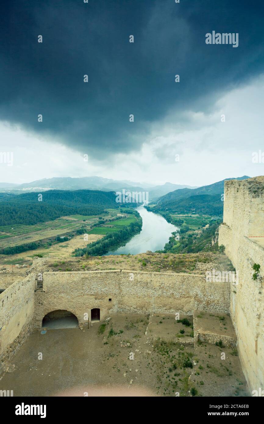 Spagna, Miravet, vista dalla rocca sovrastante il fiume Ebro Foto Stock