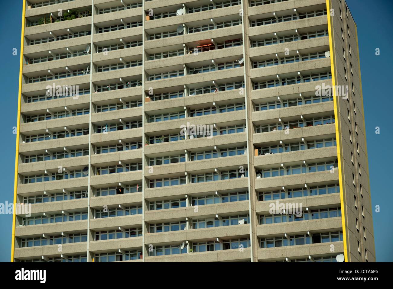 In Germania, in Renania settentrionale-Vestfalia, Colonia Chorweiler, alto edificio di appartamenti con balconi e parabole satellitari Foto Stock