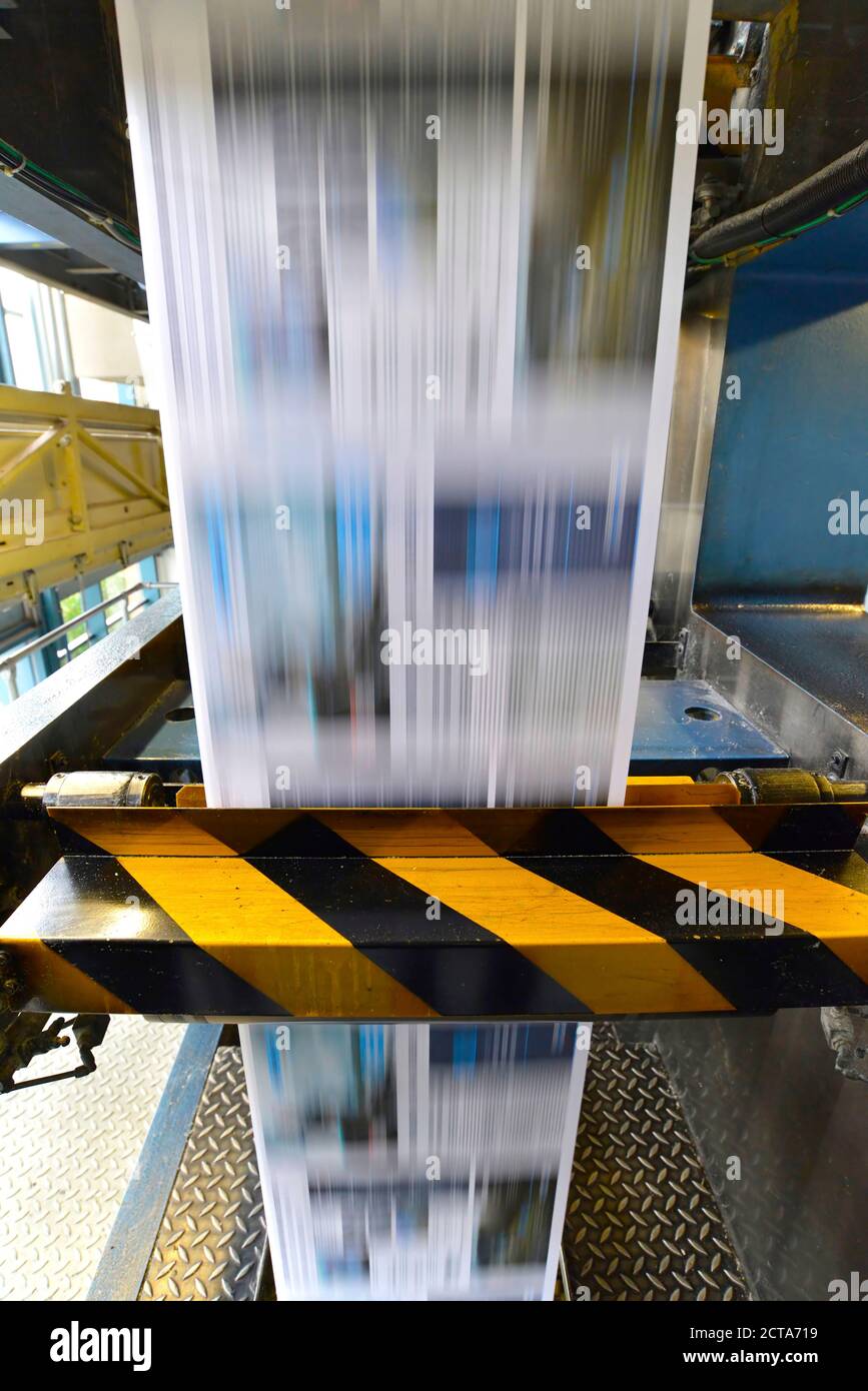 Stampa di giornali in un negozio di stampa Foto Stock