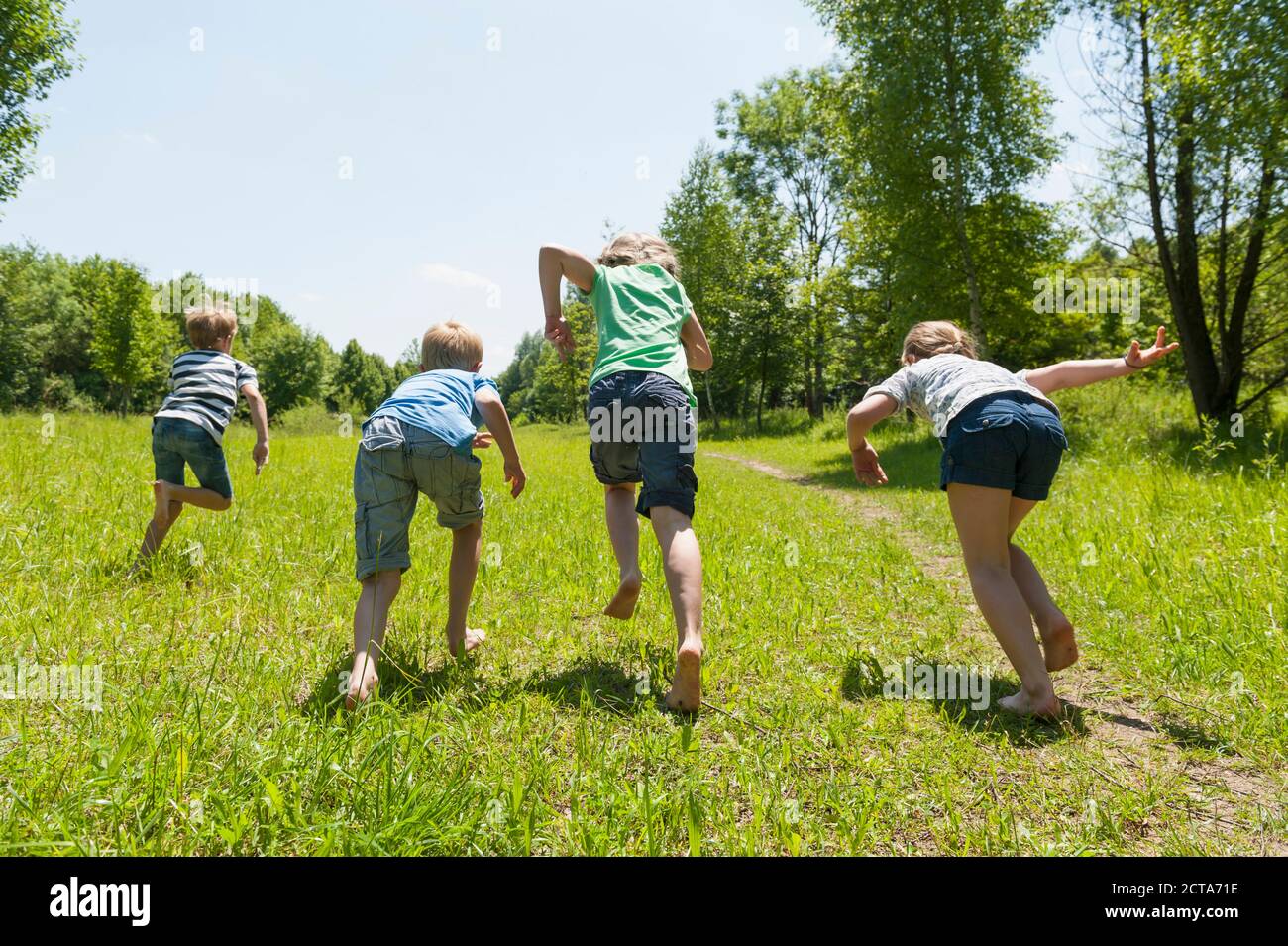 In Germania, in Baviera, quattro figli a partire da eseguire Foto Stock