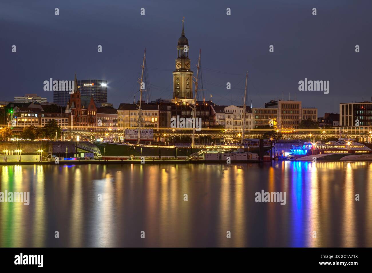 Germania, Amburgo, Chiesa di San Michele e la nave museo Rickmer Rickmers di notte Foto Stock