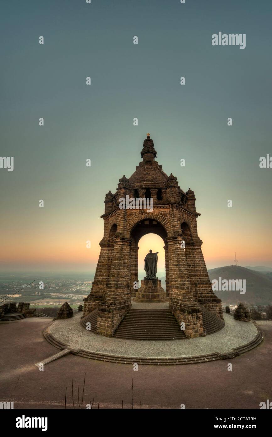 In Germania, in Renania settentrionale-Vestfalia, Porta Westfalica, vista Emperor-Wilhelm monumento al crepuscolo Foto Stock