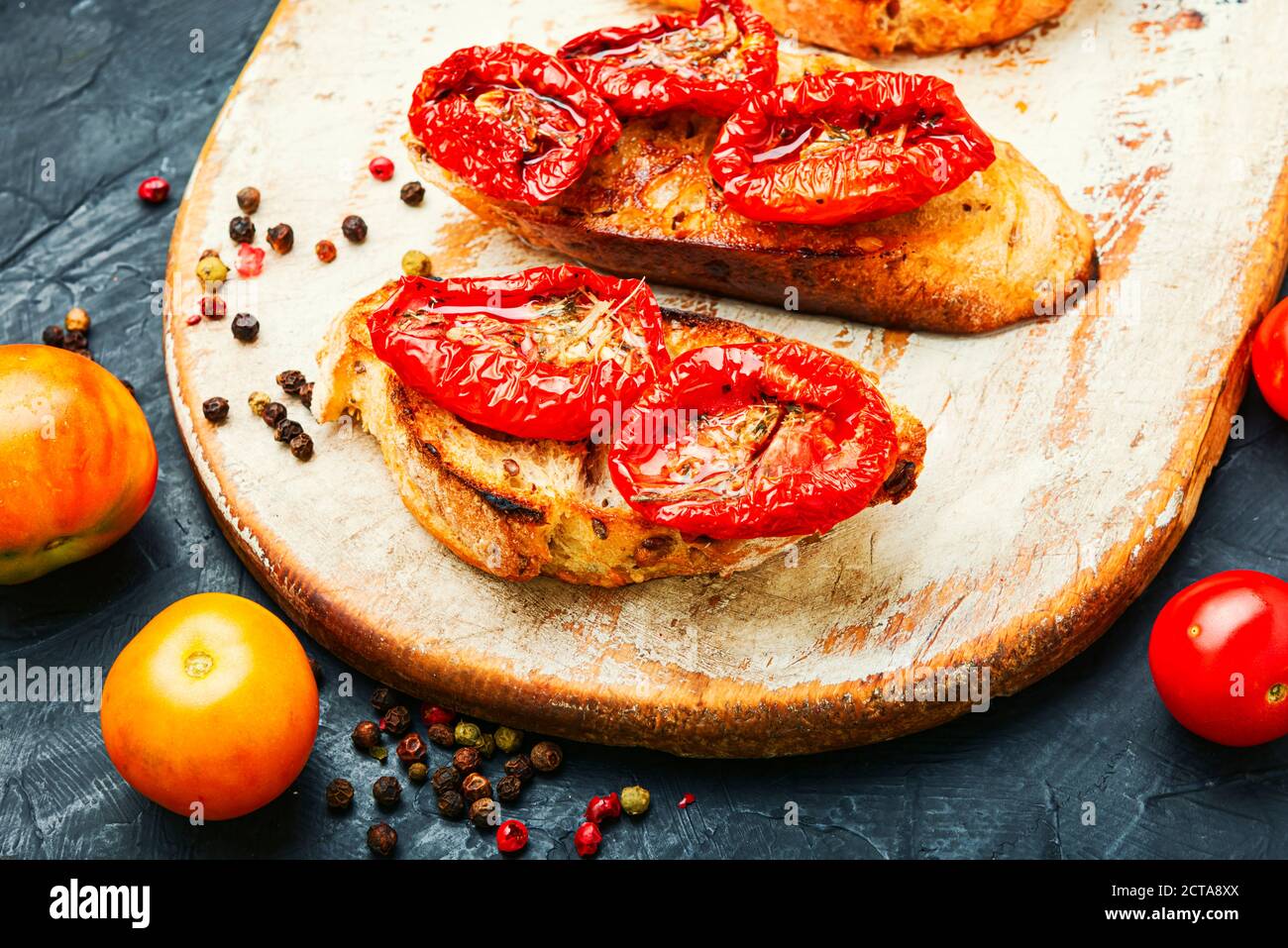 Sandwich con pomodori secchi. Bruschetta italiana. Deliziosi pomodori secchi Foto Stock
