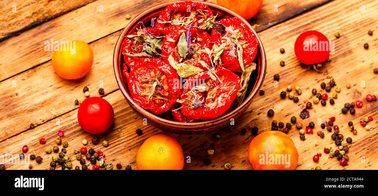Pomodori secchi con erbe e spezie Foto Stock