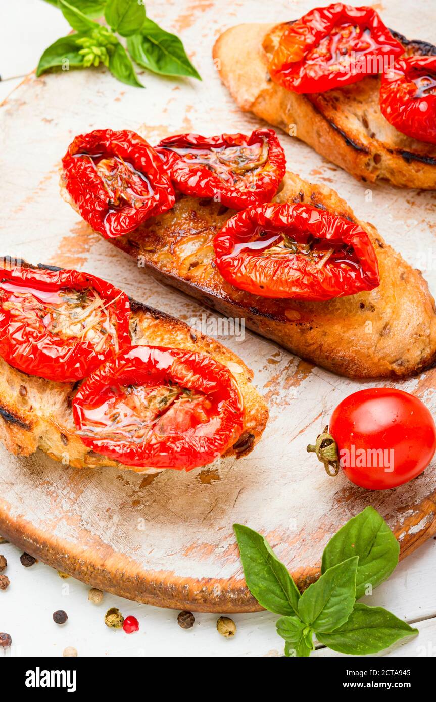 Sandwich con pomodori secchi. Bruschetta italiana. Deliziosi pomodori secchi Foto Stock