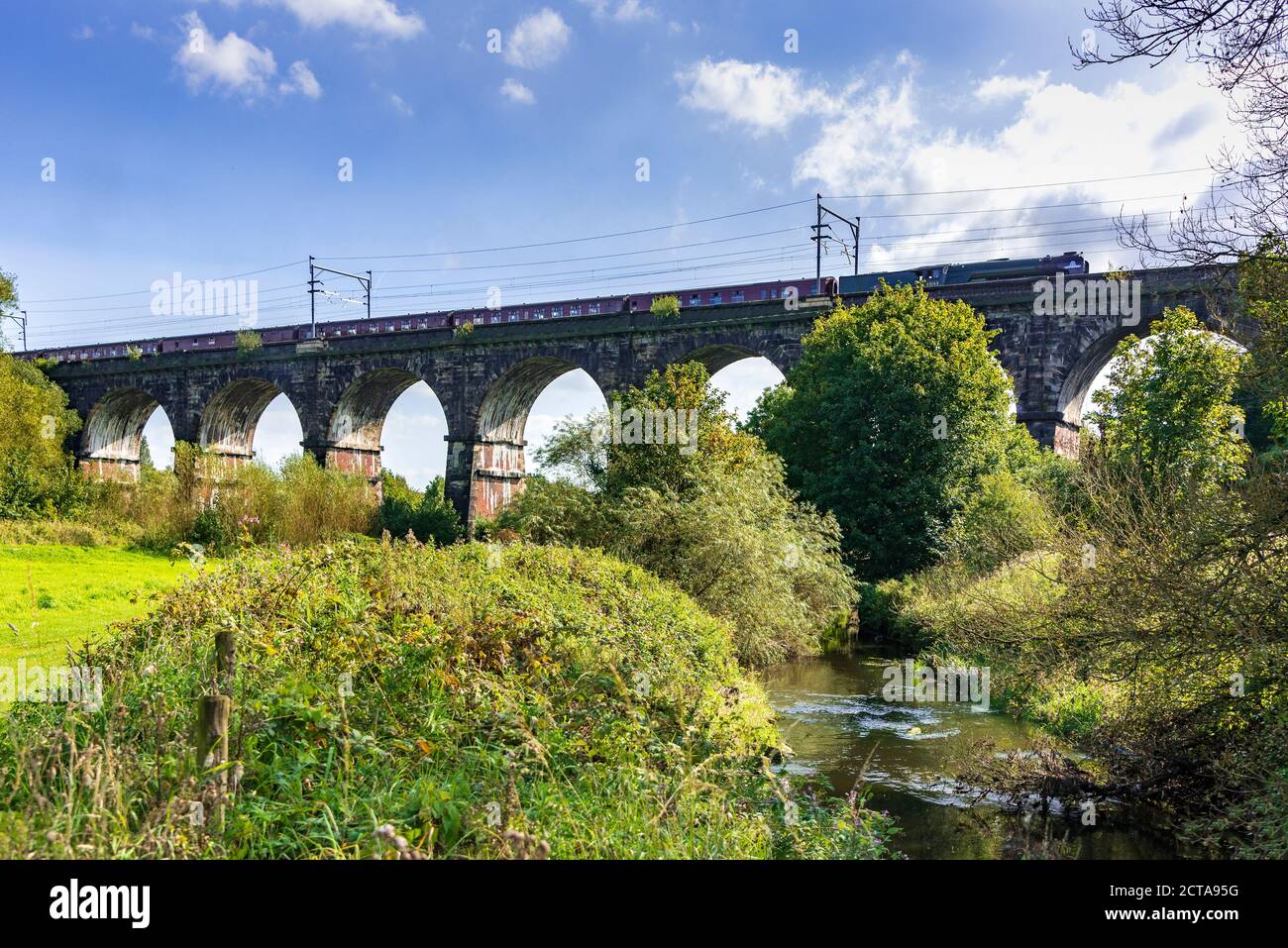 La locomotiva a vapore Tornado visto attraversare il Viadotto della Valle di Sankey Sopra il torrente Sankey con il tour ferroviario "Ticket to Ride" Da Darlington a Liverpo Foto Stock