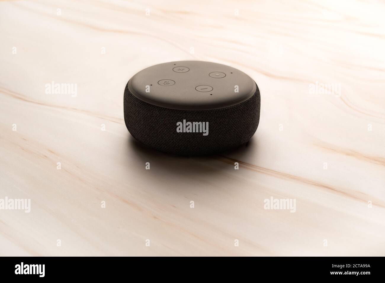 LONDRA, REGNO UNITO - SETTEMBRE 20 2020: Primo piano di un Amazon Echo Dot, l'assistente virtuale, con un moderno sfondo di marmo chiaro. Foto Stock