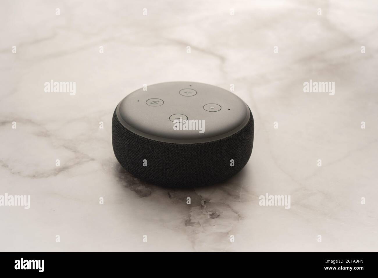 LONDRA, REGNO UNITO - SETTEMBRE 20 2020: Primo piano di un Amazon Echo Dot, l'assistente virtuale speaker, con uno sfondo chiaro effetto marmo. Foto Stock
