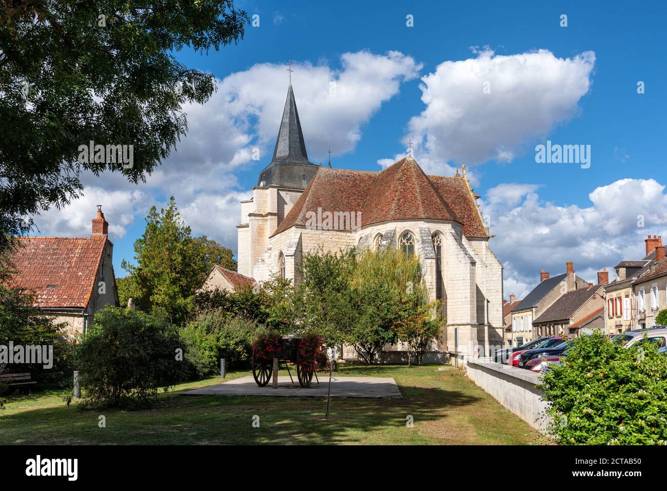 La chiesa di Saint-Symphorien, a Suilly-la-Tour, dipartimento Nievre, FRANCIA. Foto Stock