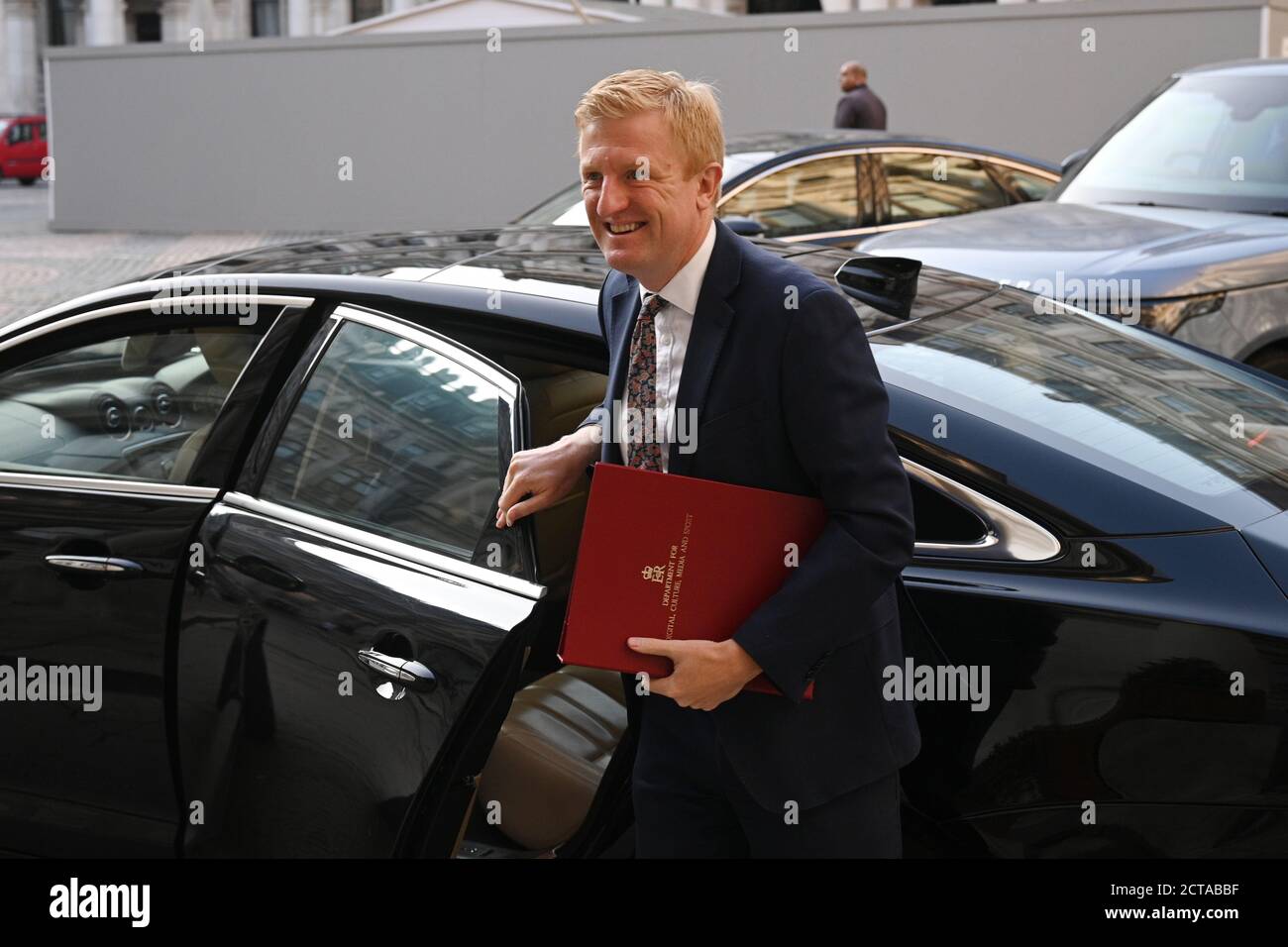 Oliver Dowden, Segretario per il digitale, la cultura, i media e lo sport, arriva al Foreign and Commonwealth Office (FCO) di Londra, per una riunione del Gabinetto che si tiene presso l'FCO. Foto Stock