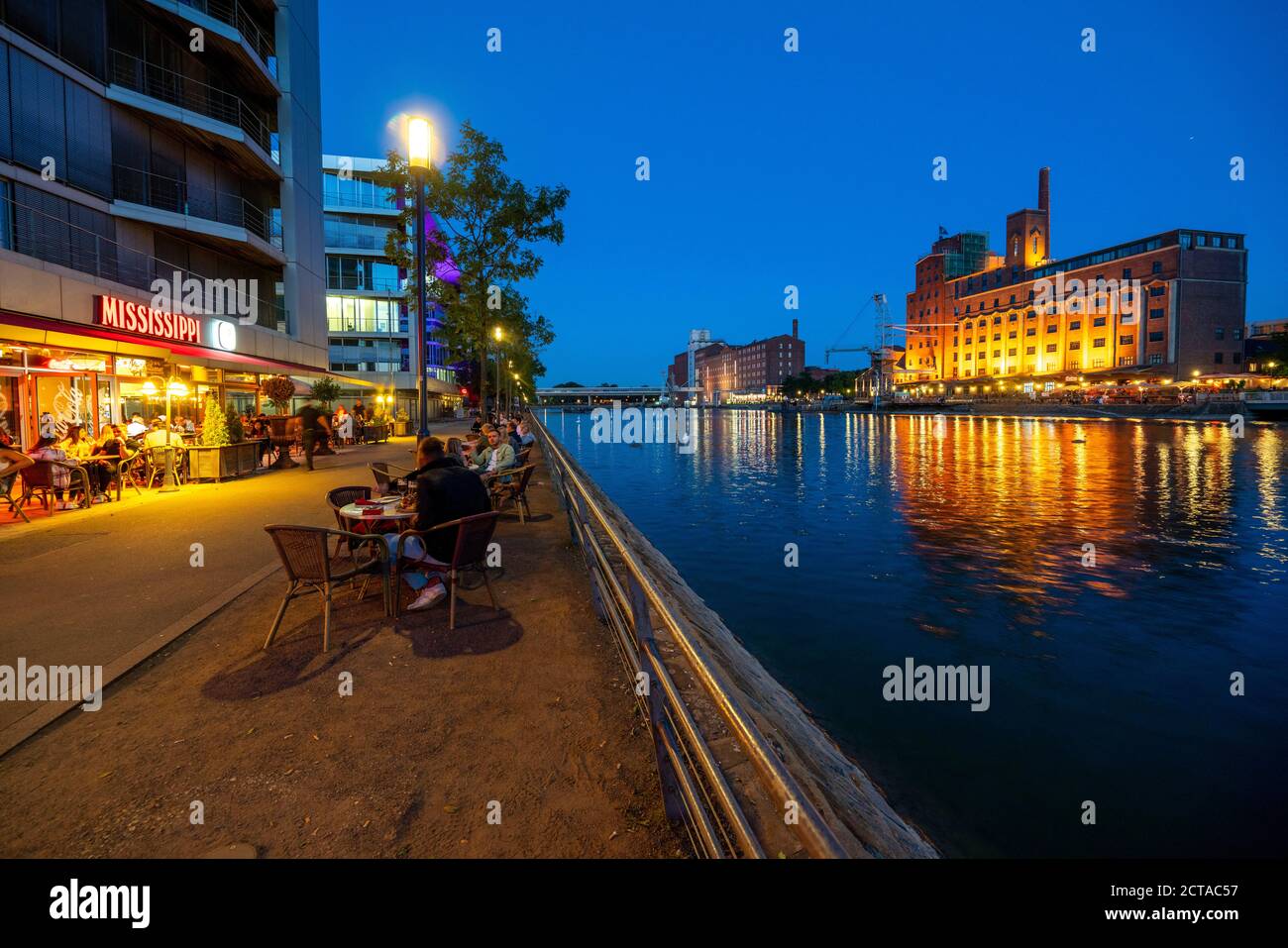 Il porto interno, a Duisburg, edificio Küppersmühle, e Werhahn-Mühle sulla destra, gastronomia, NRW, Germania, Foto Stock