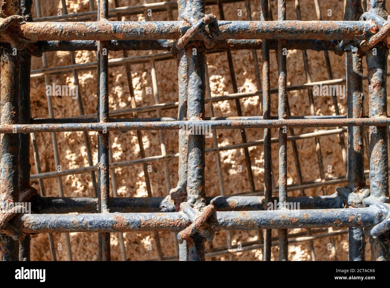 Arrugginito grattuggioso della vecchia parete di strada nel porto di Giaffa, Tel Aviv, Israele. Closeup di griglia di metallo sbiadito blu nel porto di mare. Foto Stock