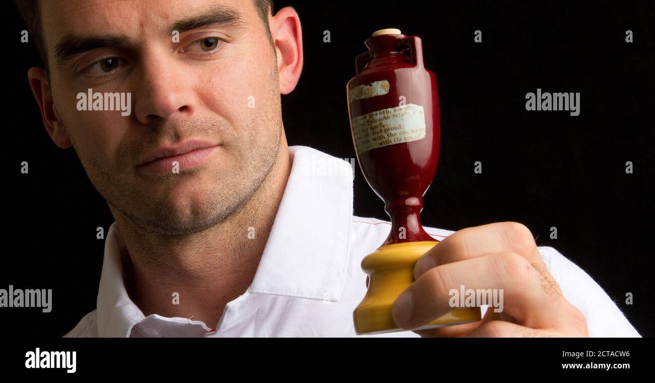 JAMES ANDERSON, IL LEADER DELL'ATTACCO DI BOWLING DI ENGLANDS, PRONTO A AFFRONTARE GLI AUSTRALIANI . IMMAGINE DI CREDITO : © MARK PAIN / ALAMY Foto Stock
