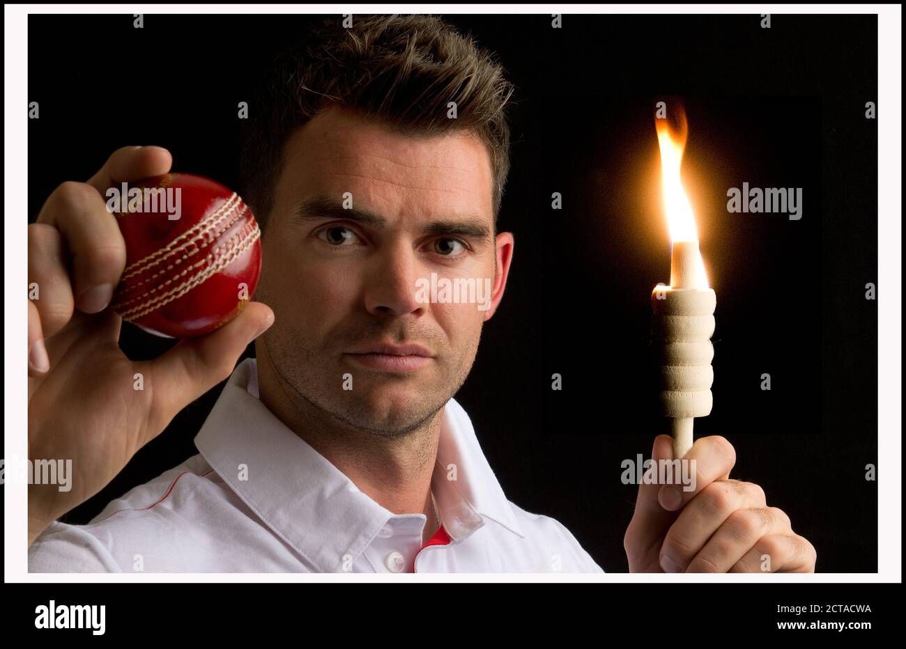 JAMES ANDERSON, IL LEADER DELL'ATTACCO DI BOWLING DI ENGLANDS, PRONTO A AFFRONTARE GLI AUSTRALIANI . IMMAGINE DI CREDITO : © MARK PAIN / ALAMY Foto Stock