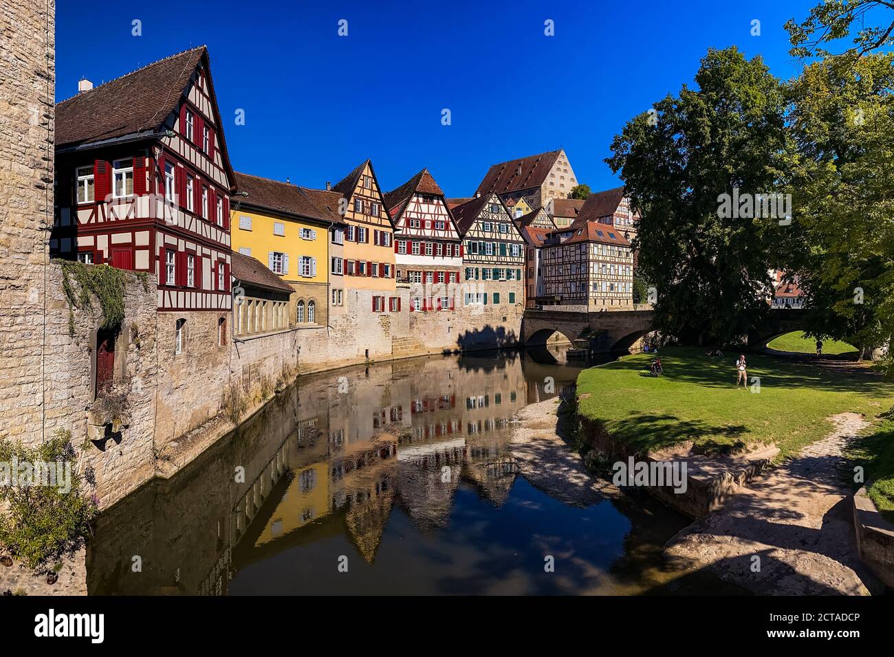 La storica città vecchia di Schwaebisch Hall si trova un Il fiume Kocher e attrae un gran numero di visitatori Foto Stock