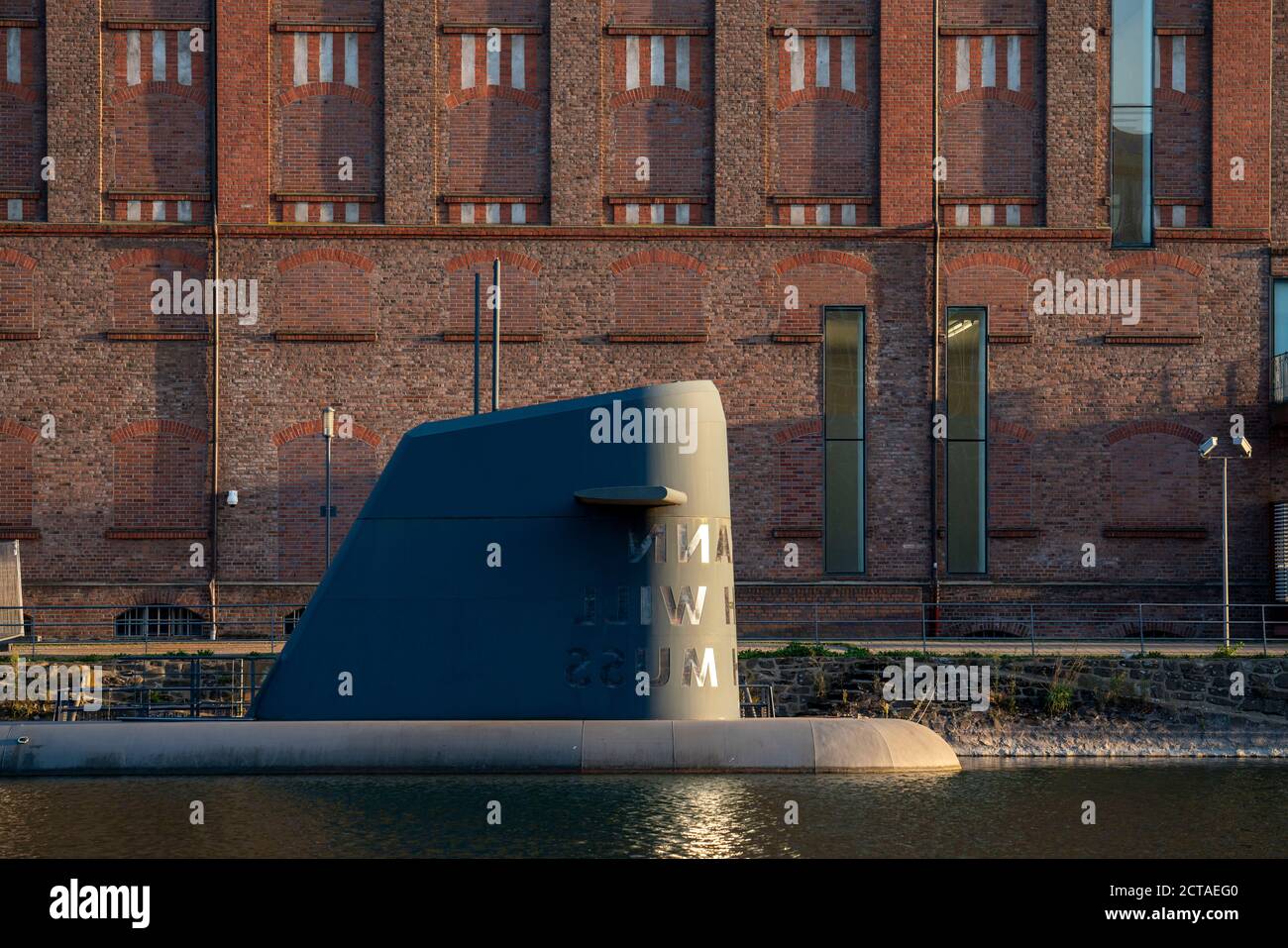 Der Innenhafen, Duisburg, NRW, Germania, sommergibile d'arte, opera d'arte: 'POSSO perché VOGLIO, QUELLO CHE DEVO Foto Stock
