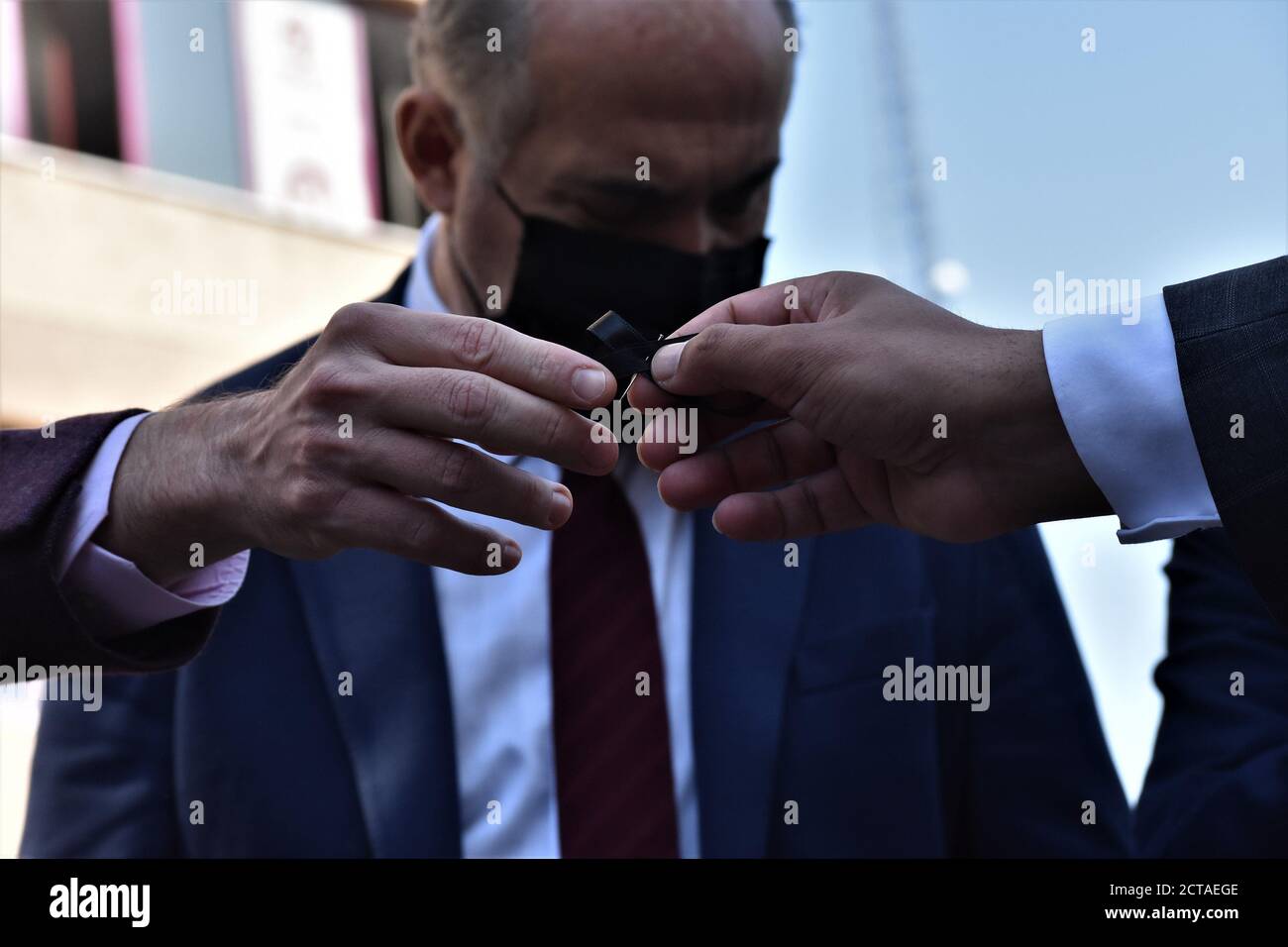 Ankara, Turchia. 22 settembre 2020. La gente consegna un nastro nero durante un incontro tra KEMAL KILICDAROGLU, leader del principale Partito popolare Repubblicano (CHP) dell'opposizione, e SINAN ADIYAMAN, capo dell'Associazione Medica Turca (TTB), dopo che l'associazione è stata presa di mira dalla parte del governo per svelare i rapporti relativi all'epidemia di coronavirus (COVID-19). Credit: Altan Gocher/ZUMA Wire/Alamy Live News Foto Stock