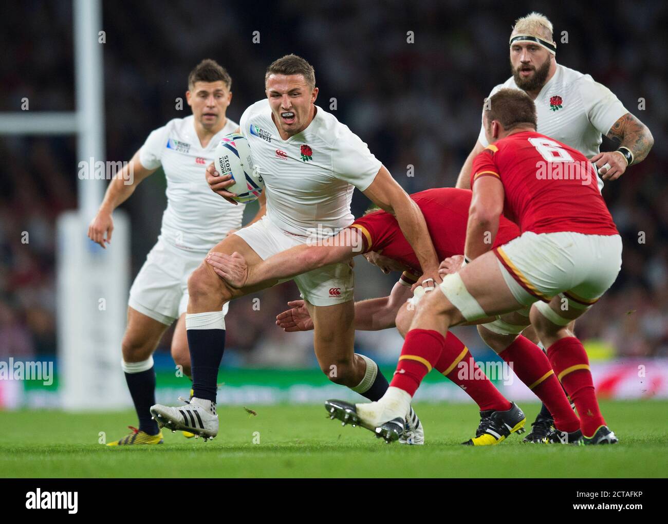 Sam Burgess carica attraverso Galles Inghilterra contro Galles Coppa del mondo di rugby 2015 Picture Credit : © Mark Pain / ALAMY Foto Stock
