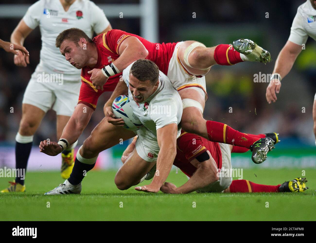Sam Burgess carica attraverso Galles Inghilterra contro Galles Coppa del mondo di rugby 2015 Picture Credit : © Mark Pain / ALAMY PHOT Foto Stock