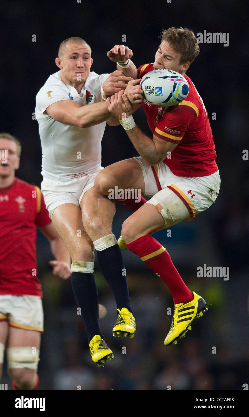 Mike Brown sfida una palla aerea con Liam Williams Inghilterra / Galles Rugby World Cup 2015 Picture Credi Foto Stock