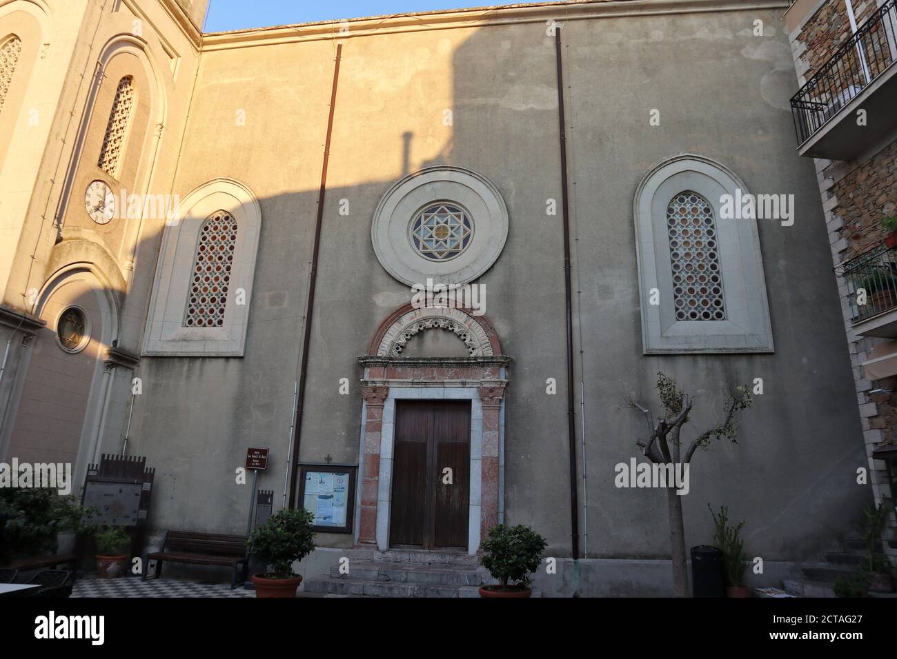 Castelmola - ingresso laterale del Duomo all'alba Foto Stock