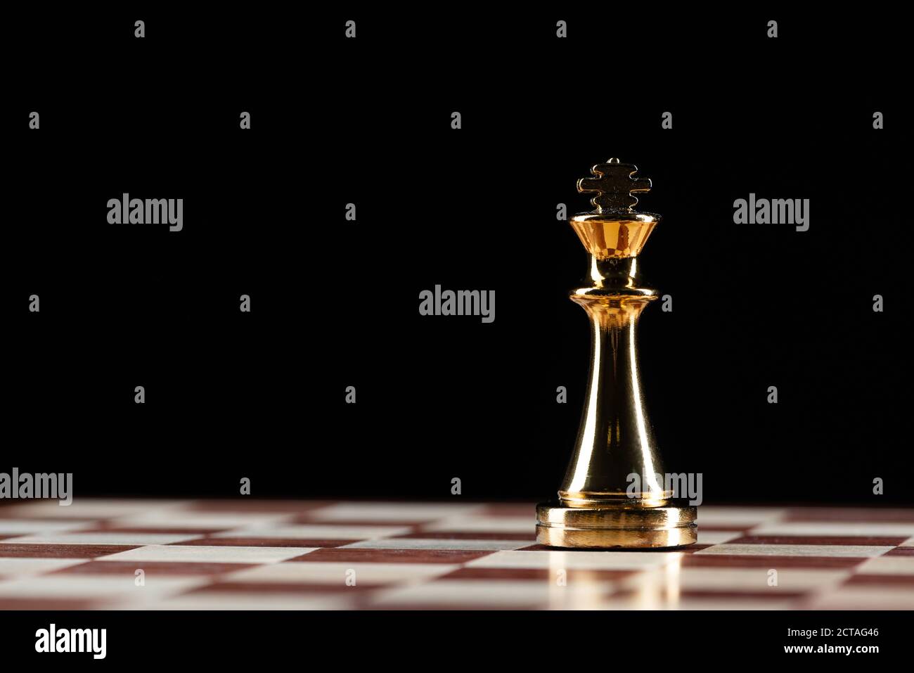 Figura di scacchi del re d'oro sulla scacchiera Foto Stock