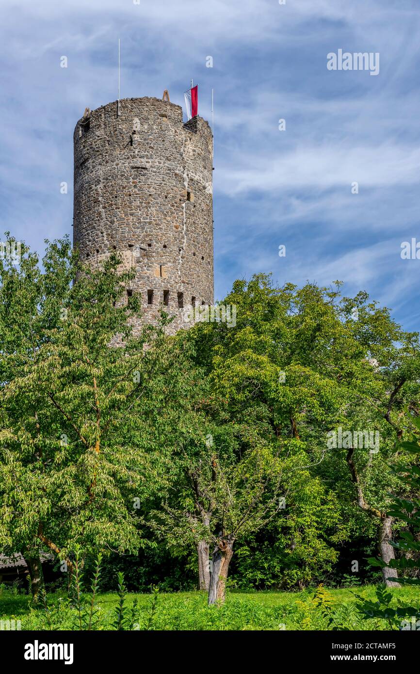 L'antica Torre Frohlich nel centro storico di Malles Venosta, Alto Adige, Italia Foto Stock