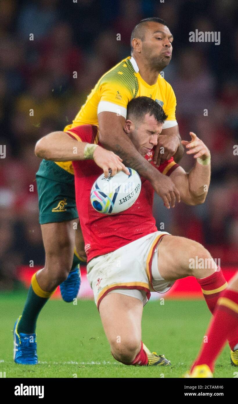 Kurtley Beale Tackles Gareth Davies Australia v Wales Rugby World Cup 2015 Picture Credit: MARK PAIN / ALAMY Foto Stock